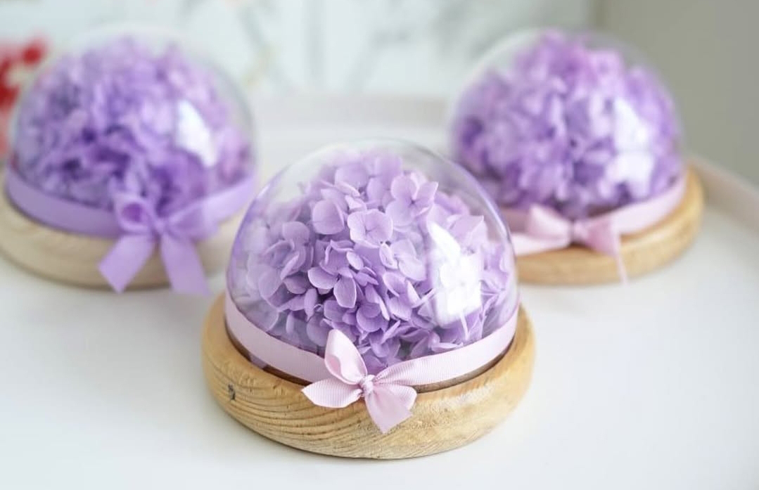 گل هورتانسیا در ترکیب با رز جاودان؛ هارمونی ظرافت و ماندگاری 